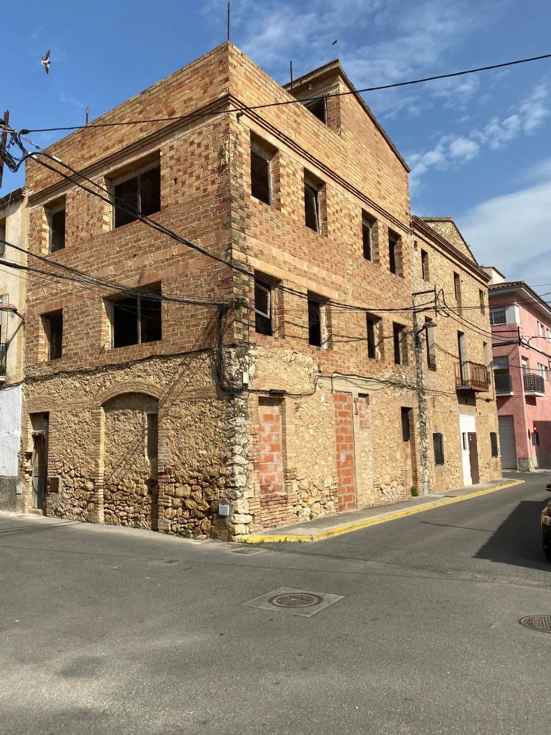 Edificio de tres plantas con terraza