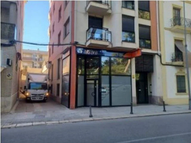 Two-level commercial unit in Tortosa