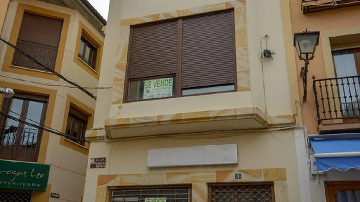 Edificio mixto de tres plantas céntrico