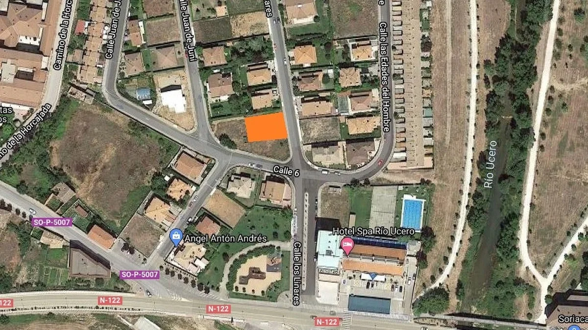 Solar residencial con servicios en El Burgo