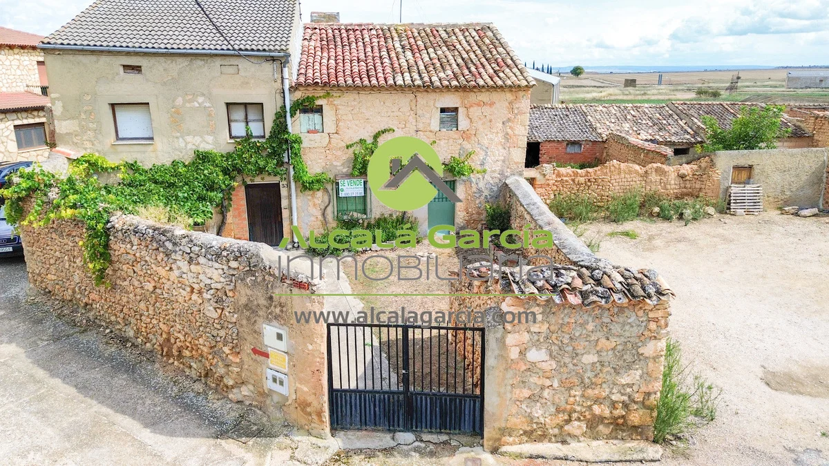 Casa rústica con bodega y solar