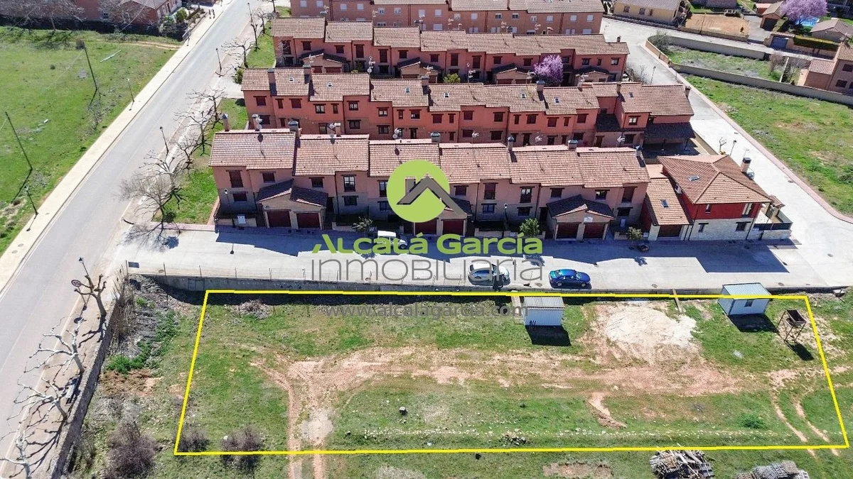 Casa sobre plano de cinco dormitorios en Ayllón