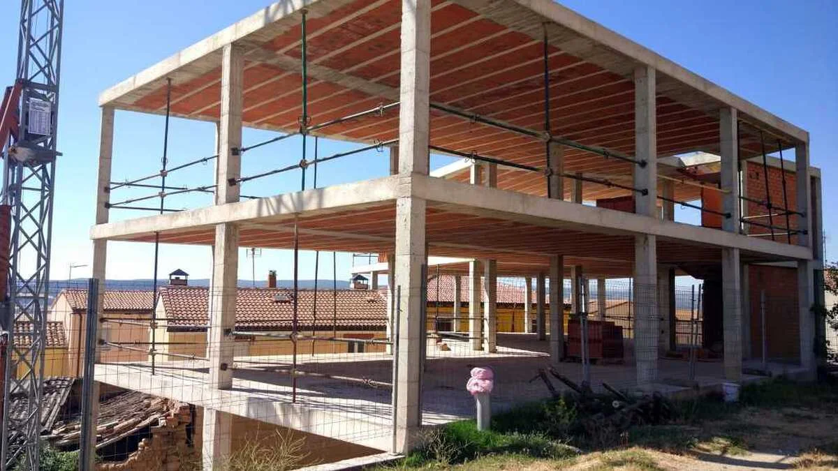 Centro rural en construcción junto al castillo