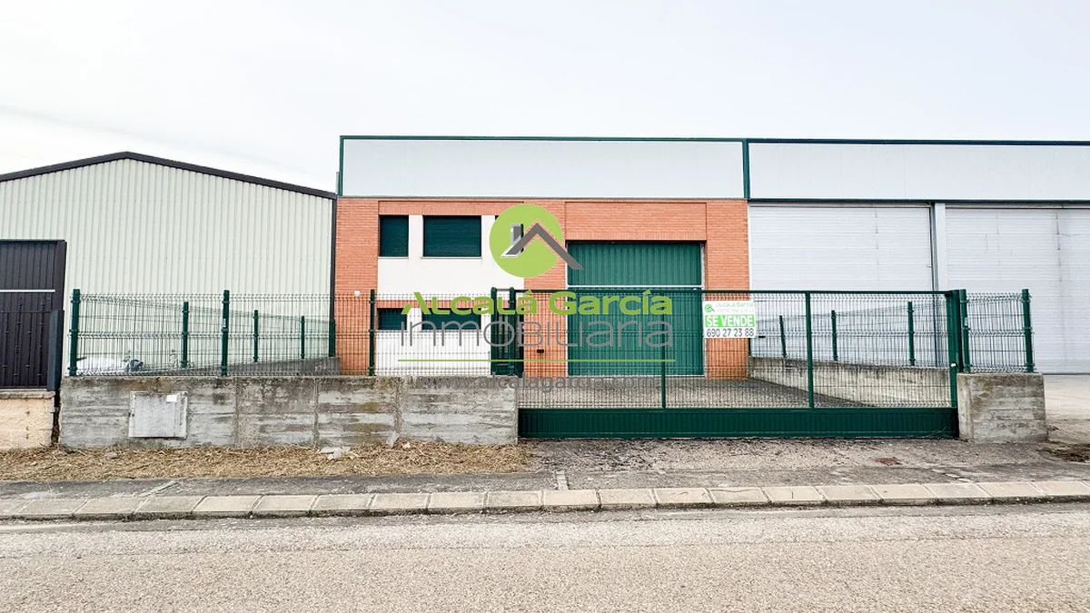Nave industrial con parking privado