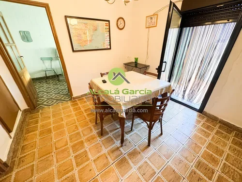 Casa amplia de cuatro habitaciones con patio