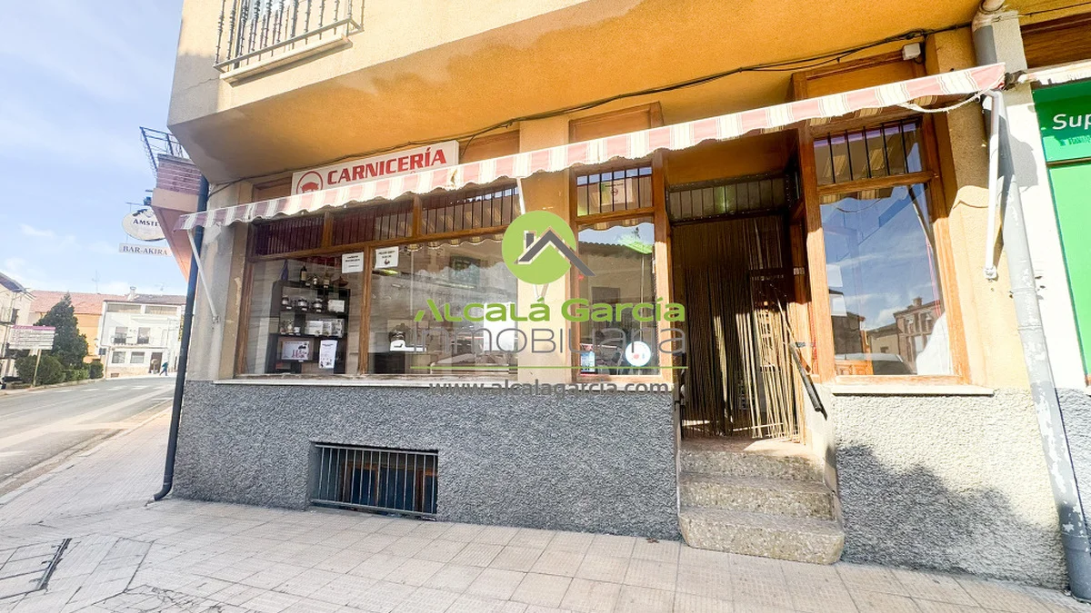 Central commercial unit with retail use
