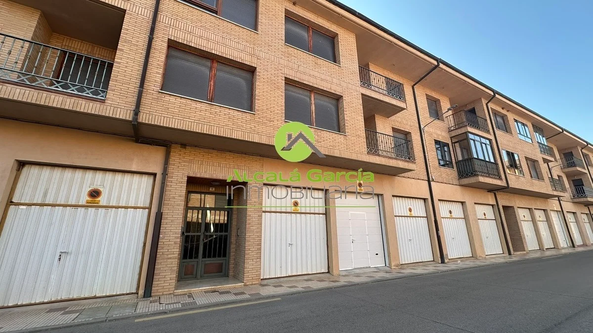 Spacious four-bedroom flat near centre