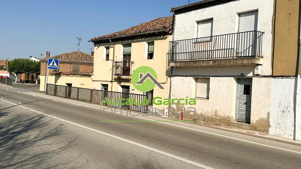 Six-bedroom house in historic Osma