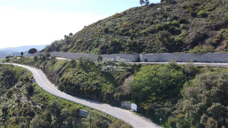 Parcela arbolada en Valle del Genal con suministros