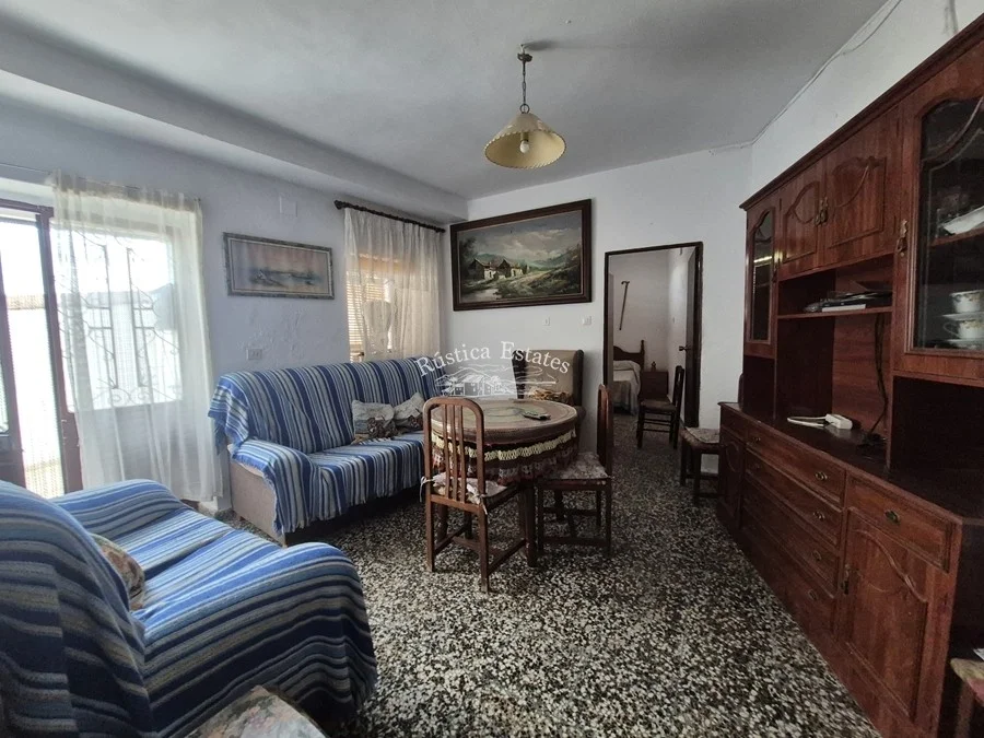Casa de pueblo con potencial de conversión