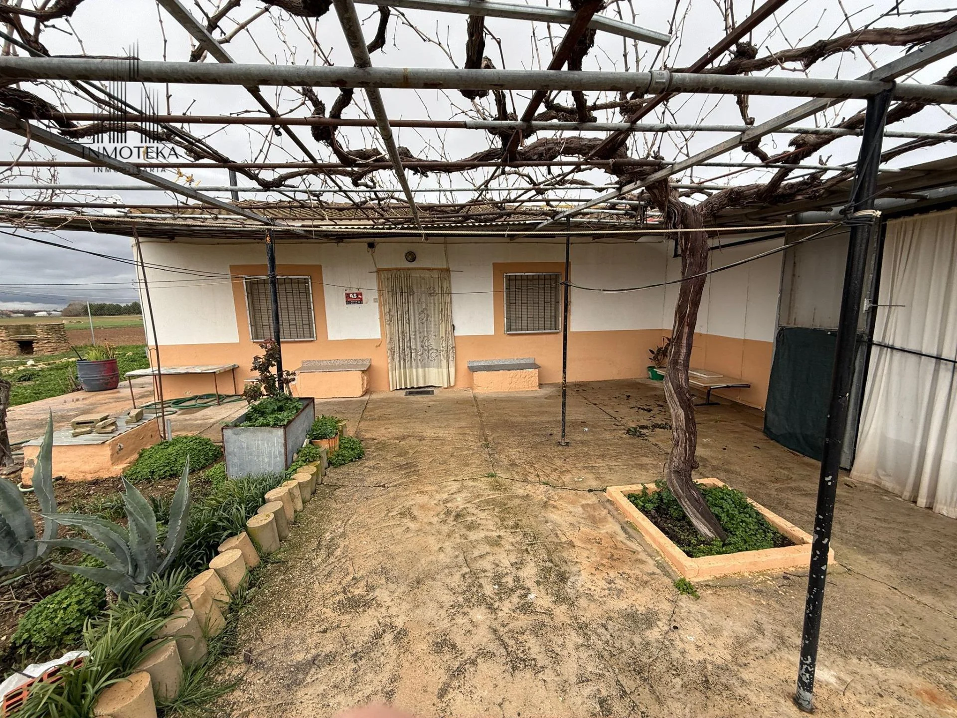 Finca rústica cerca de Albacete con naves