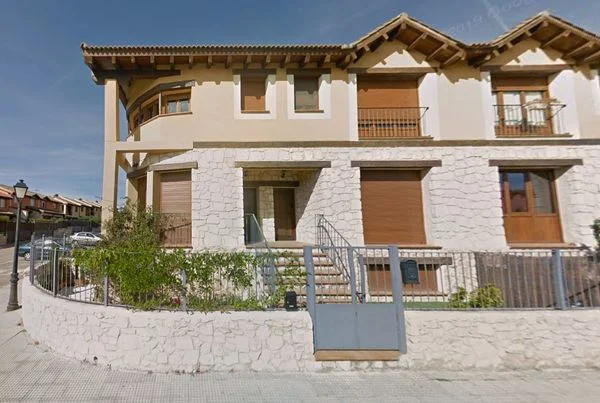 Three-level townhouse with business potential