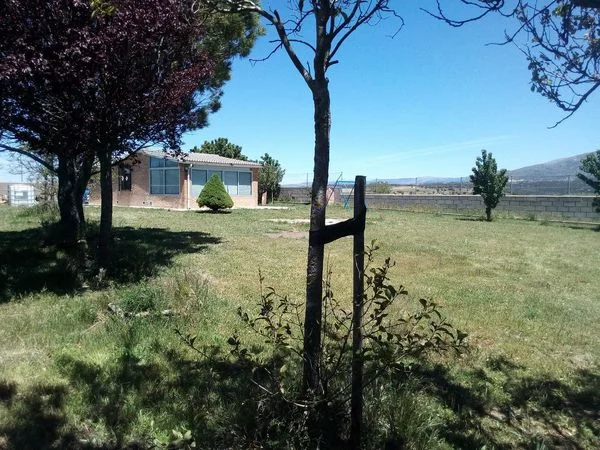 Parcela urbana con casa cerca de Segovia