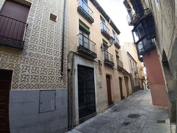 Mixed-use building near Segovia Plaza Mayor