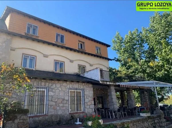 Edificio mixto con restaurante en funcionamiento