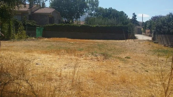 Urban 980 m² plot with utilities