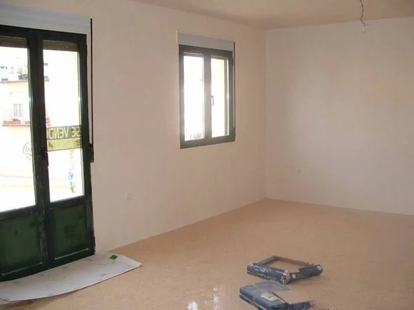 Good-condition flat with three bedrooms