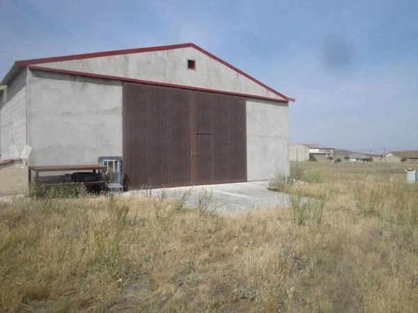 Nave industrial con gran parcela