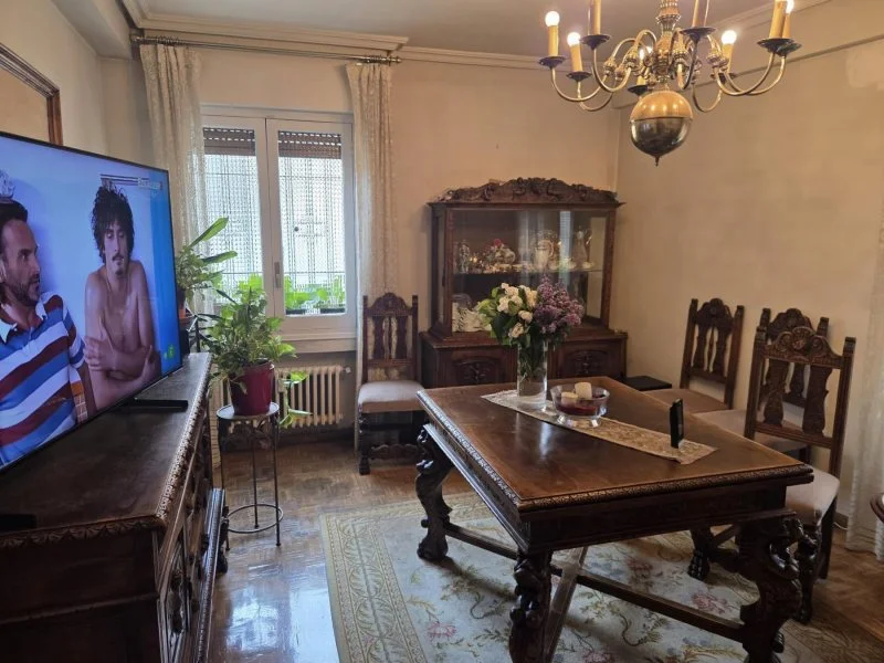 Spacious historic-centre flat, five bedrooms
