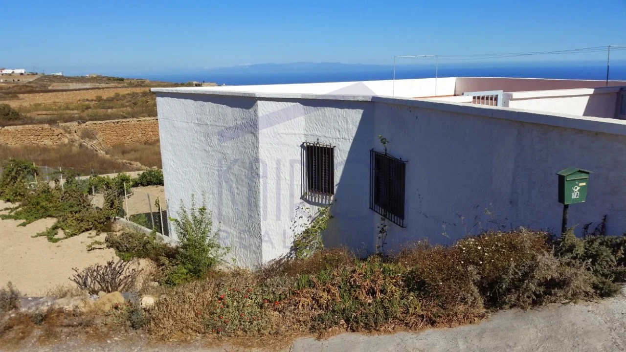 Finca de dos plantas con viñedo