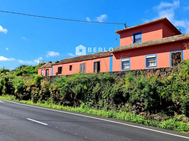 Casa urbana con tres viviendas