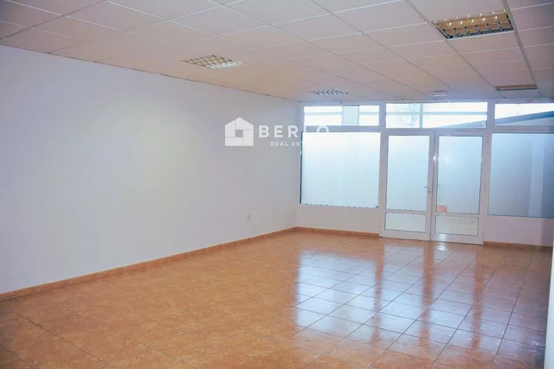 Street-front commercial unit, 69.75 m²