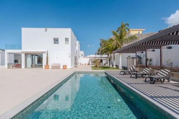 Amplia villa con vistas al mar
