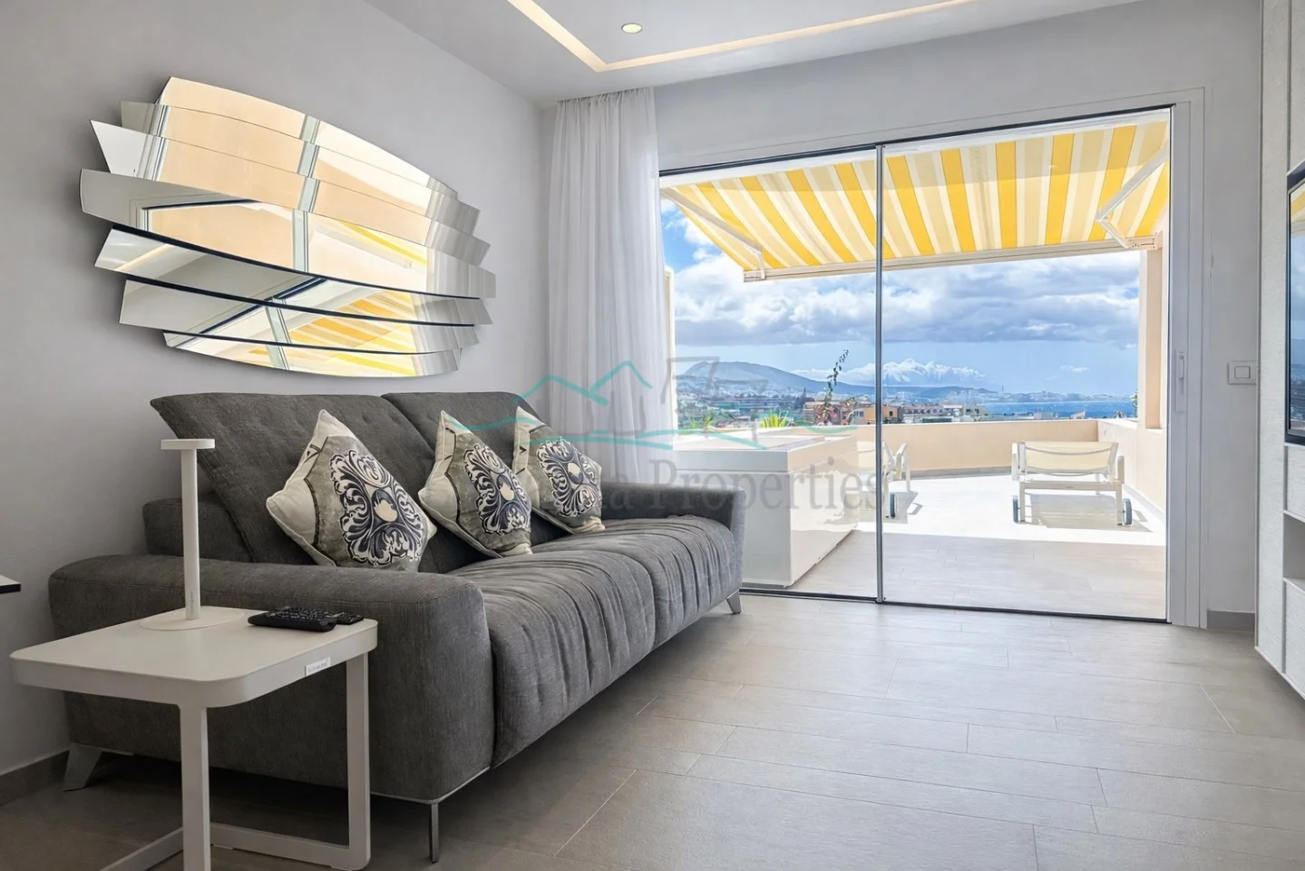 Apartamento con vistas al mar y terraza en La Caleta
