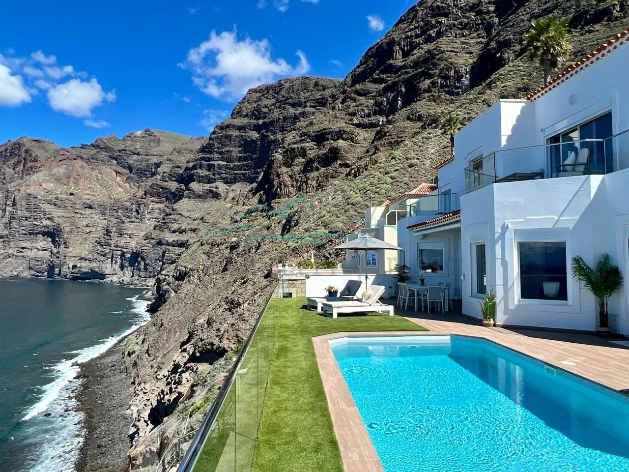Renovated seafront villa, 3 bedrooms