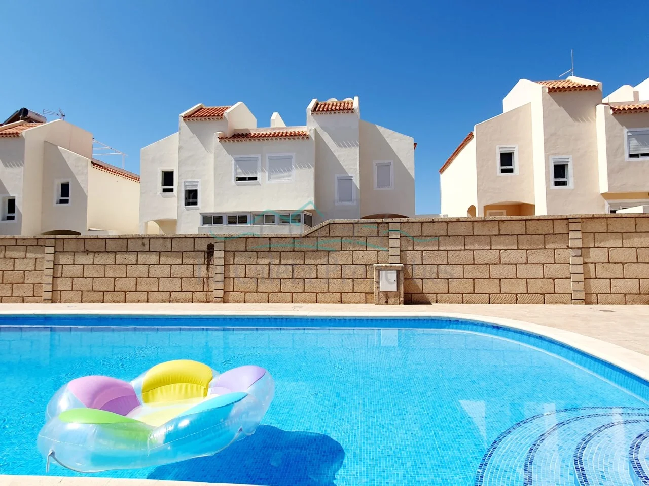 Adosado de tres niveles, 4 dormitorios y piscina