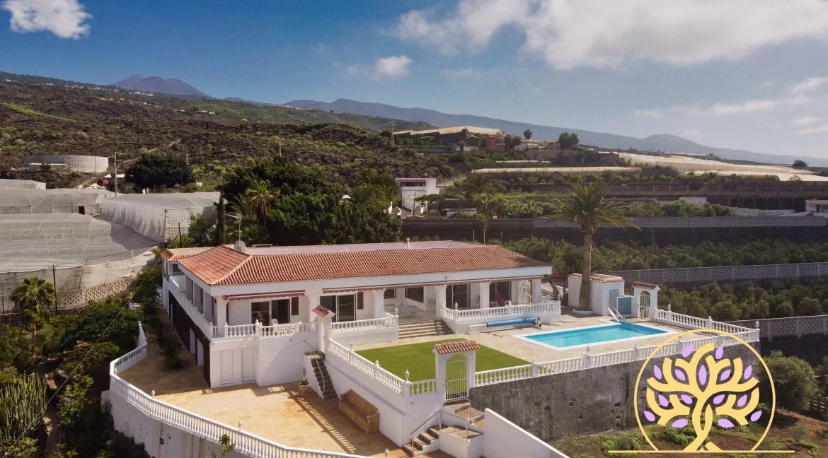Villa en Tenerife con cuatro casas y 10 dormitorios