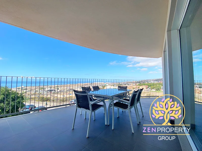 Apartamento de tres dormitorios con vistas al mar en Adeje