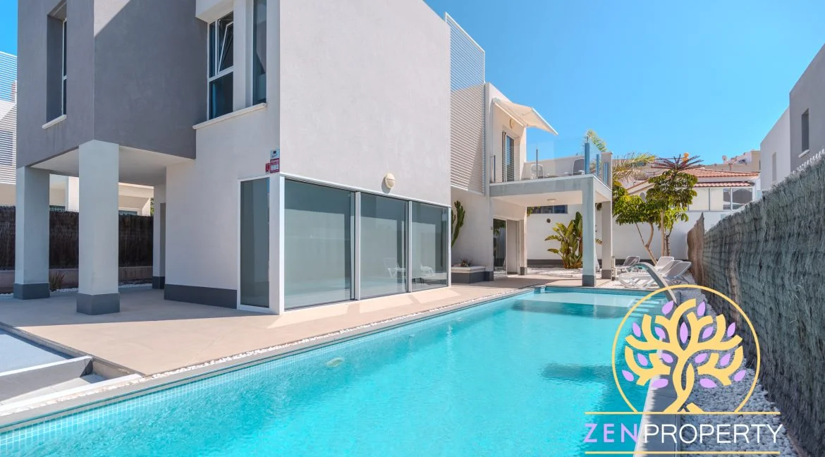 Villa moderna con piscina climatizada