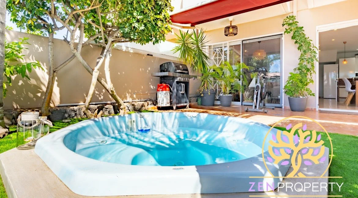 Adosado con jardín privado y vistas al mar