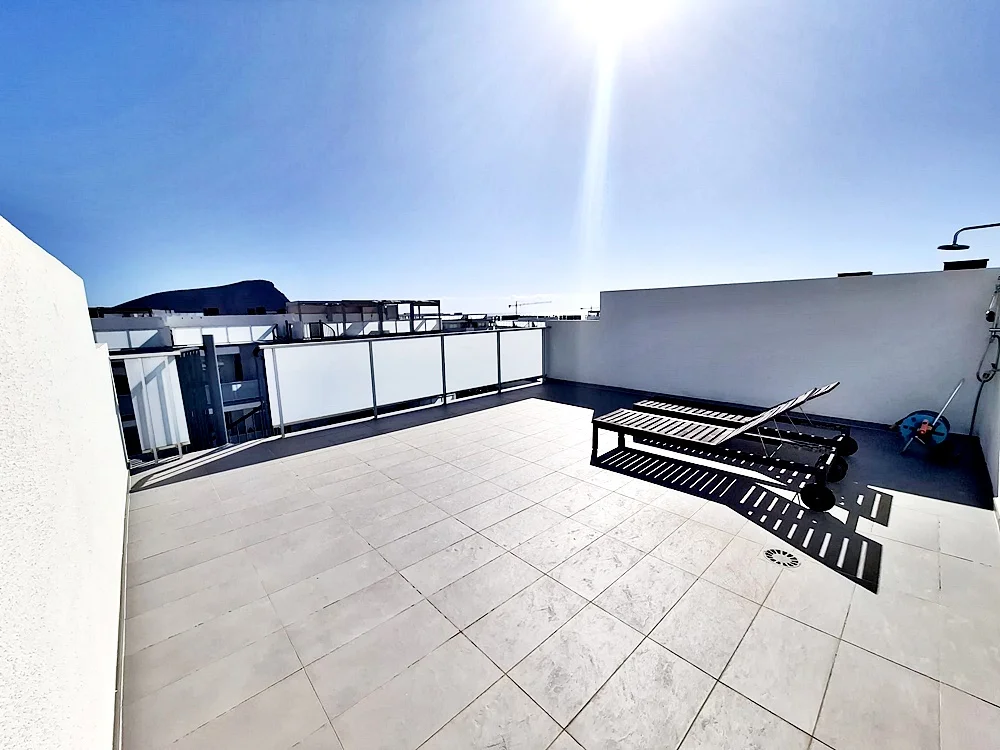 Ático con vistas al mar y azotea de 60 m²