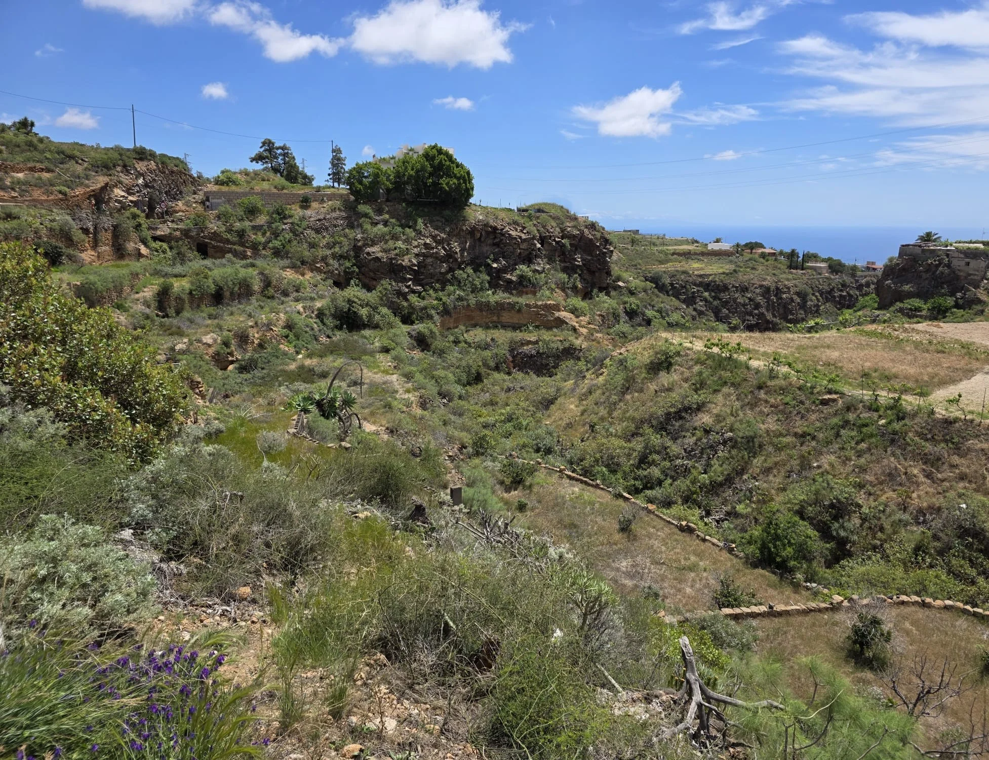 Rural Granadilla plot with four caves