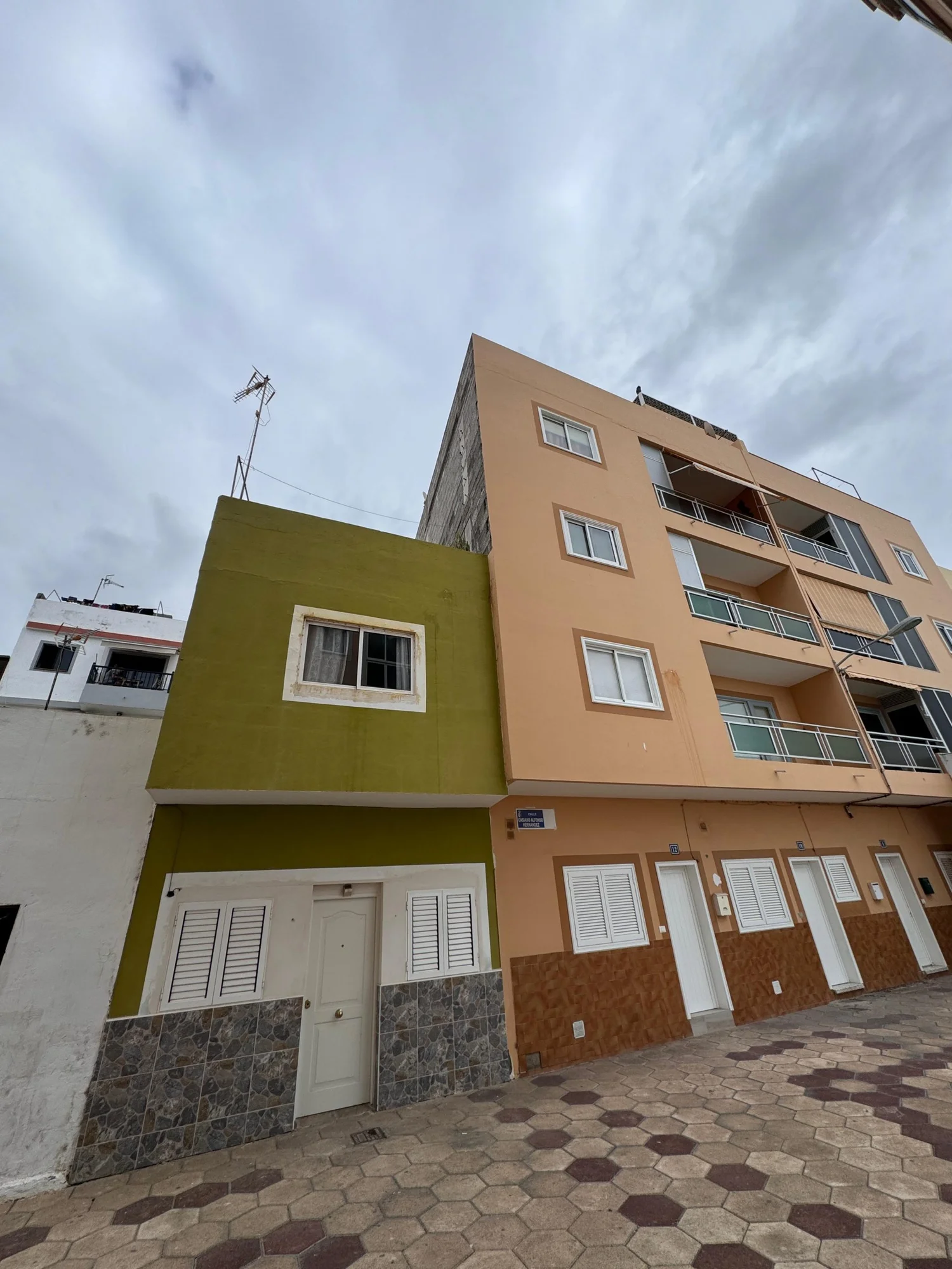 Edificio en Las Galletas con potencial de ampliación