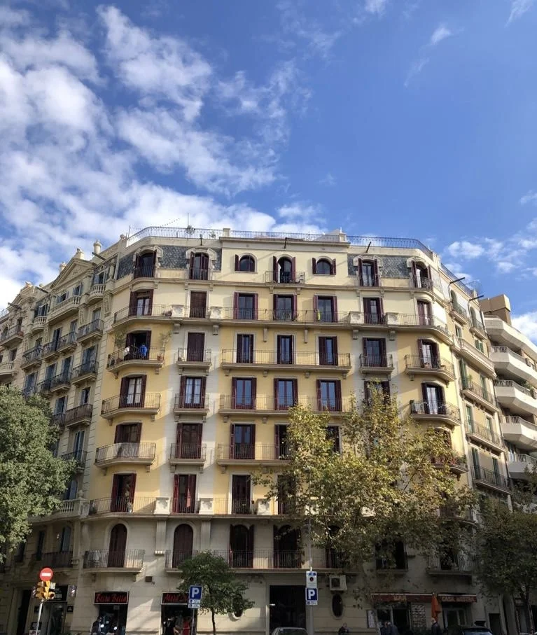 Barcelona corner building, 1,755 m²