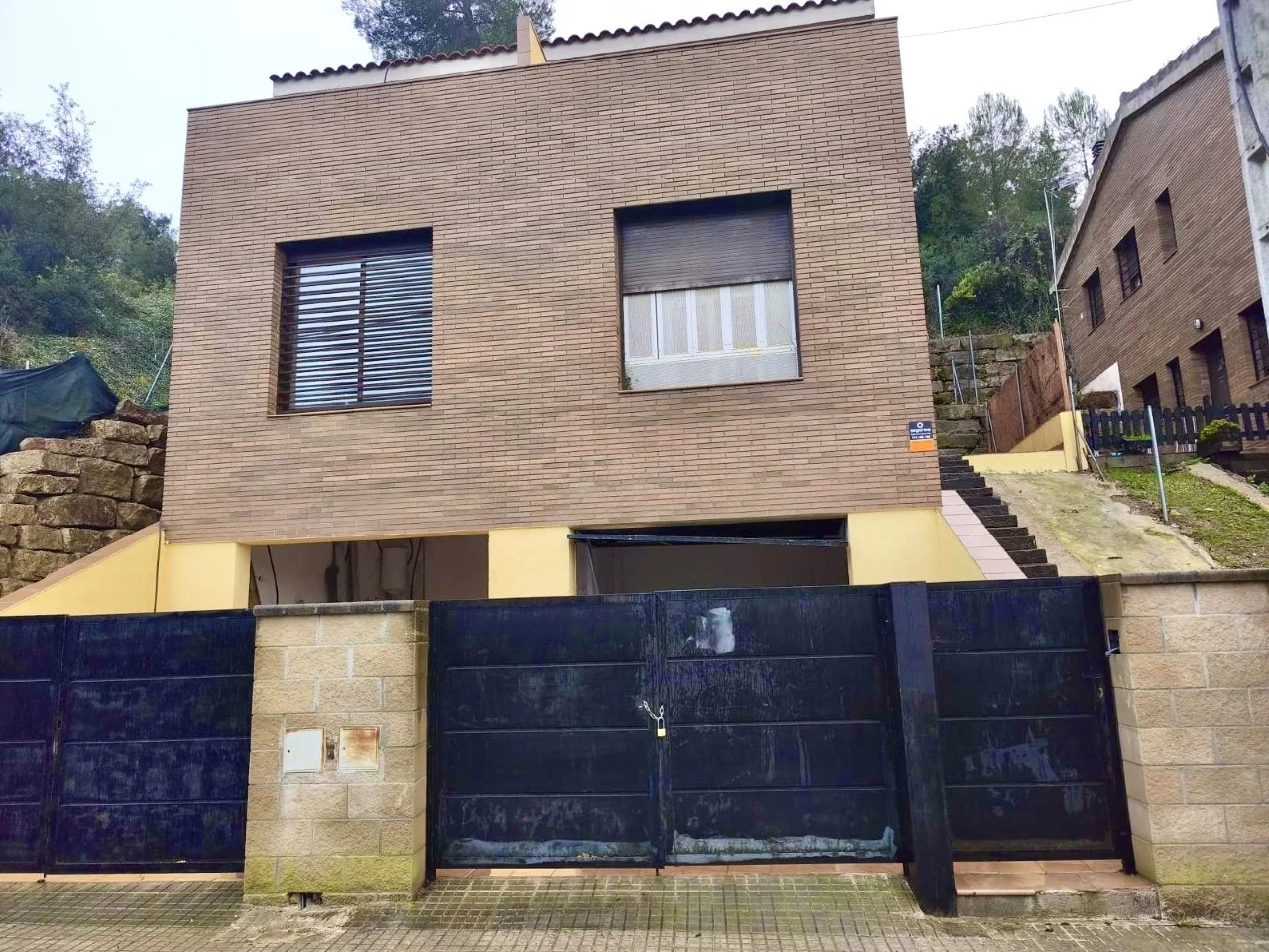 Edificio en construcción con dos viviendas