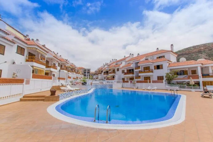 Apartamento de un dormitorio en Los Cristianos con vistas a piscina