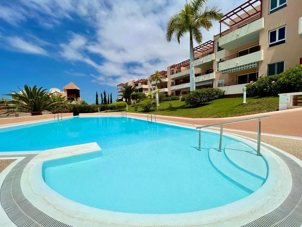 Apartamento de tres dormitorios con piscina comunitaria