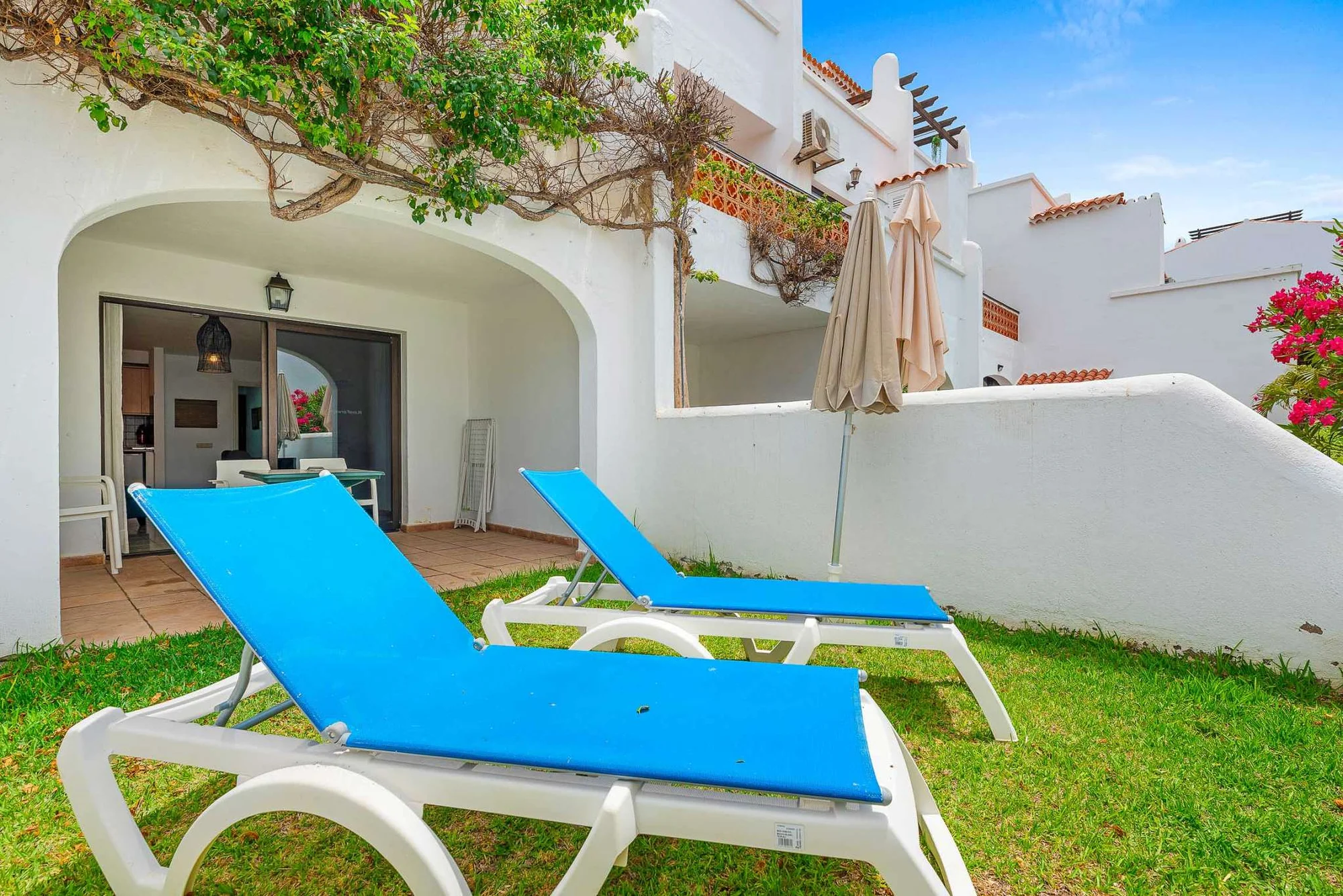 Refurbished ground-floor golf apartment