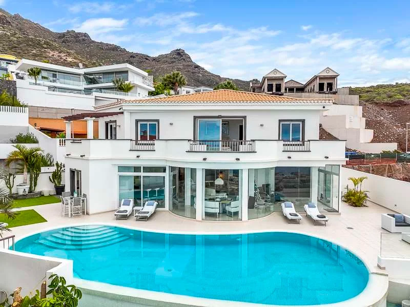 Six-bedroom Roque villa with sea views