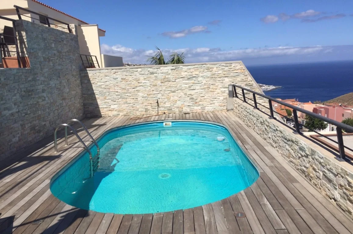 Pareado con piscina privada y vistas al mar