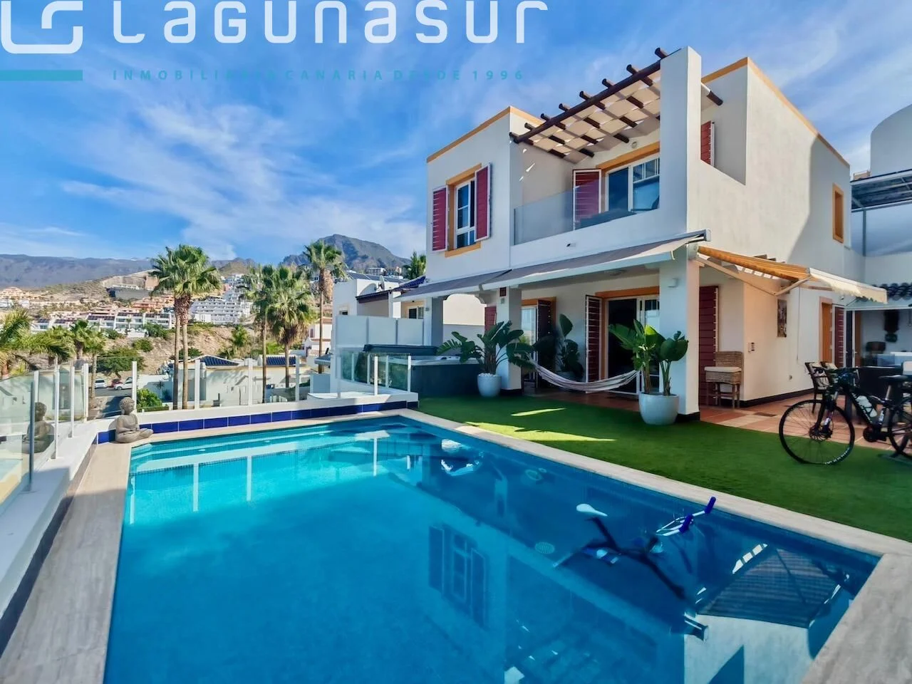 Sea-view villa in Costa Adeje, 4 bedrooms