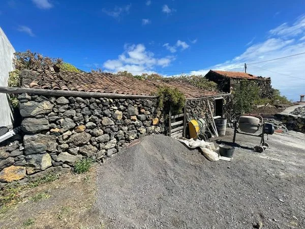 Finca rústica con edificaciones tradicionales