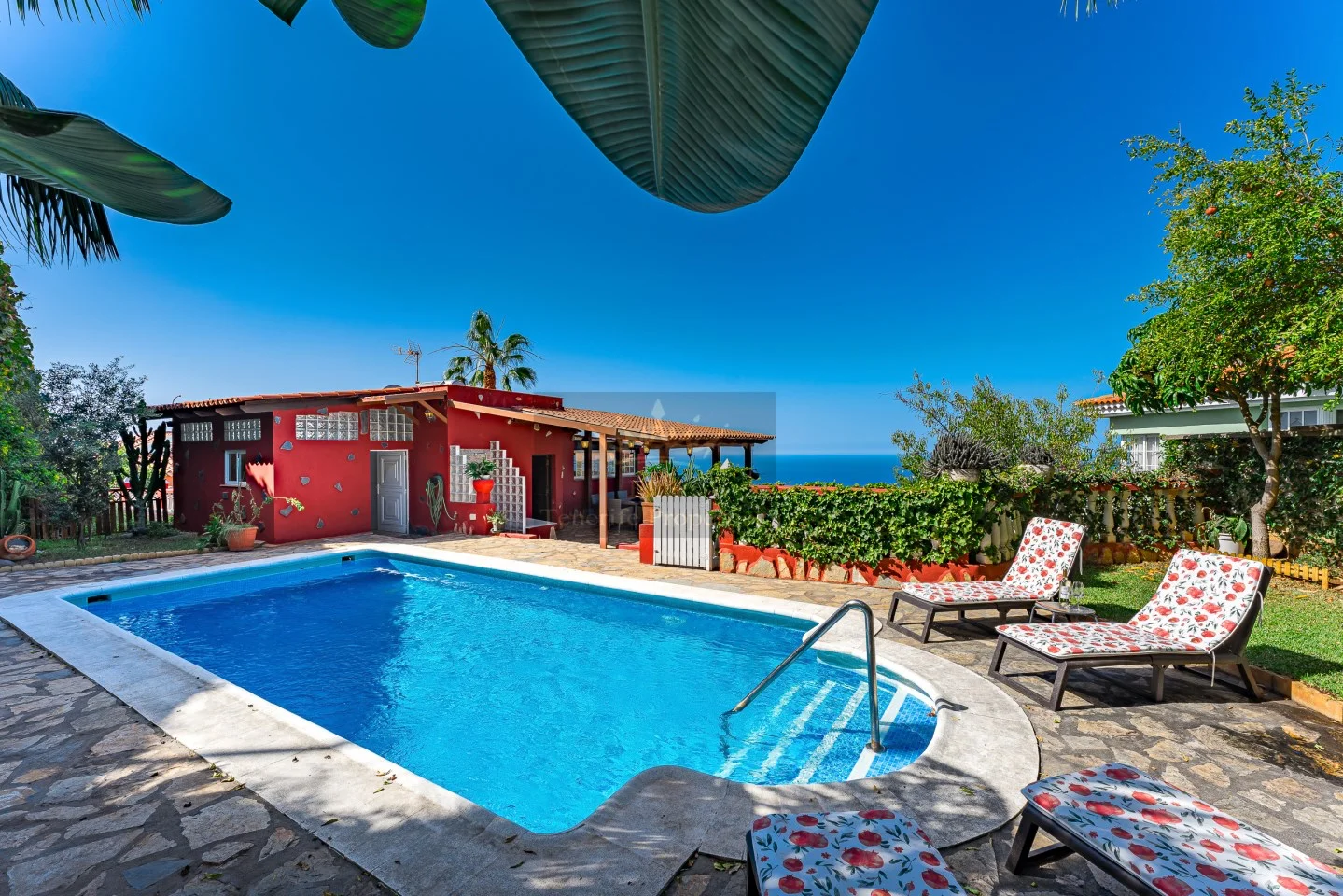 Villa de tres plantas con piscina en Tenerife