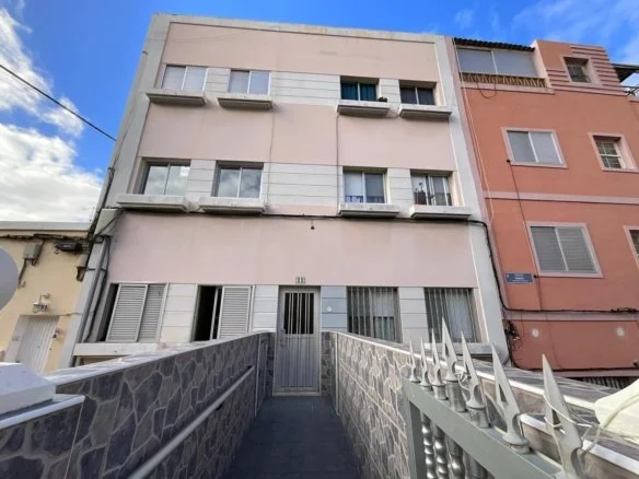 Piso de tres dormitorios con potencial inversor