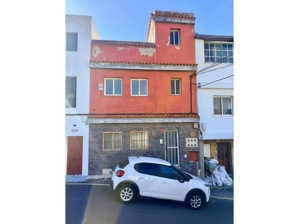 Coastal mixed-use building, four apartments