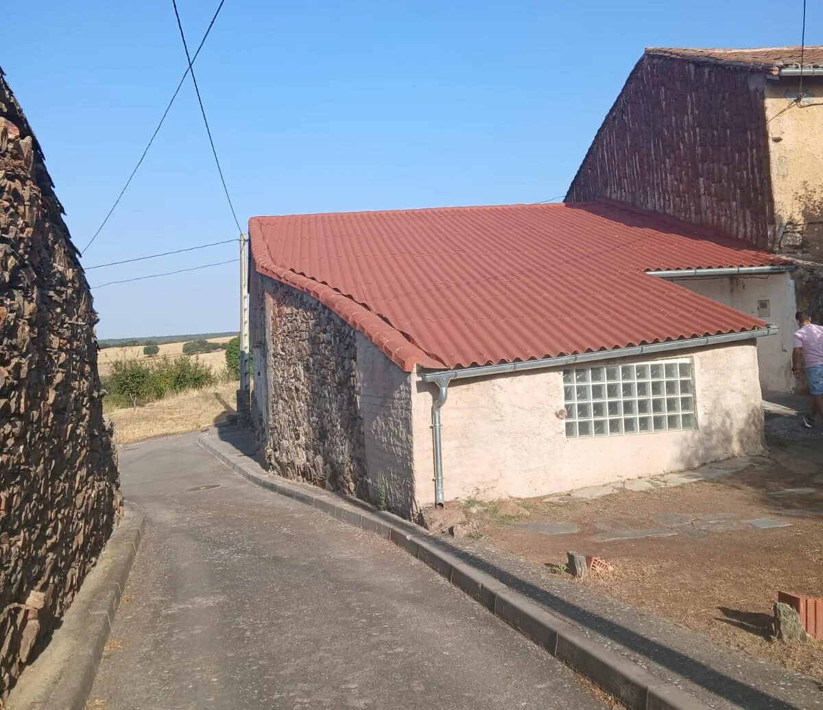 Casa rústica con jardín y almacén